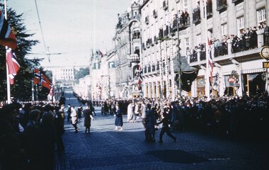 1091	Karl Johans gate med mye folk. Stortingets åpning.