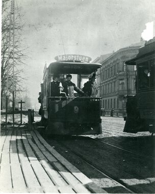 1050	Vogn 9	KES vogn 9 fotografert ved perrongen / plattformen ved Slottsparken på Drammensveien 