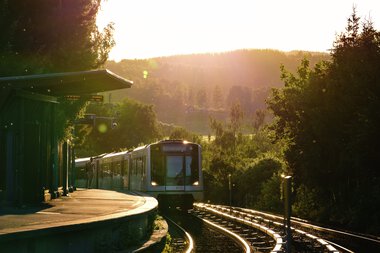 T-bane i solnedgang og pollen i lufta  Ekraveien