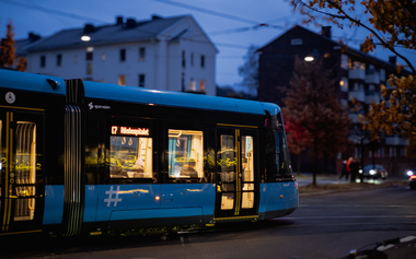 SL18 linje 17 ved Carl Berner på kveldstid