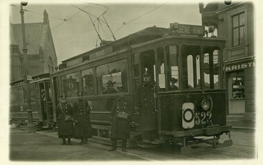Betjening og to kvinnelige konduktørelever ved Sagene kirke i 1916