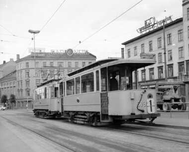 0546	519-6	Majorstuen holdeplass en gang på 1960-tallet. Motorvognen er en av vognene 103 – 120  hos sporveien, ex KES 302-319. Nummer ikke synlig. I