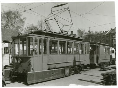 Arbeidsvogn 301 og 325 ved Sagene vognhall