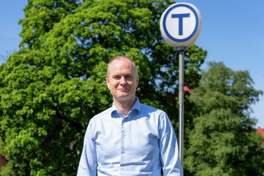 Konserndirektør for T-banen Christian Skaug med T-baneskilt