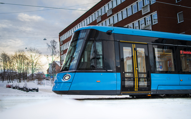 Sl18 om vinteren mot fargerik himmel