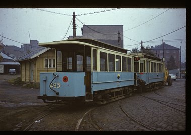 0127		Vogn 495 skyves opp på huggesporet på Vålerenga vognhall.