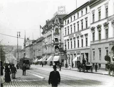 UEG i Karl Johans gate mot slottet