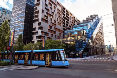 SL18 passerer Pride-flagg ved Barcode