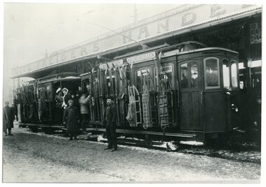 1033	Kjelker og ski bindes på siden