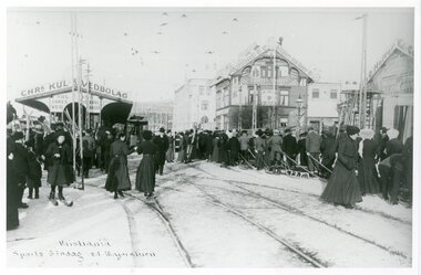 0740	Sportsssøndag i Kristiania.	Overgangsstasjonen mellom KES og HKB på Majorstuen. En meget god løsning som ble forlatt da de store HKB-vognene kom i 1910. Antakelig er fotoet tatt tidlig på 1900-tallet.