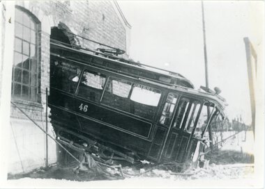 1062	Vogn 46 gjennom veggen på Torshov vognhall.