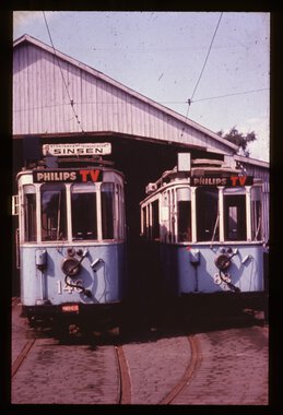 Vognene 88 og 146 avstilt foran skuret ved siden av vognhallen på Vålerenga.