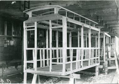 1046	Vognkasse under bygging Skabo