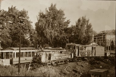 0267  En utbrent Hawa- motorvogn og kontrikkene 354 og 355