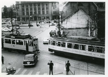 1036 Jernbanetorget	Vogn 95 på tur til Sagene møter EB «olympiavogn» i Biskop Gunnerus gate. 