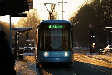 Trikk i solnedgang  Vigelandsparken trikkestopp  vinter
