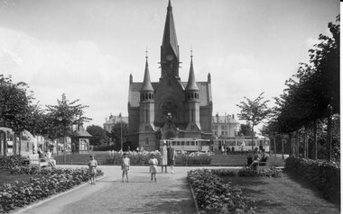 100 og 529 ved Sagene kirke ca 1926