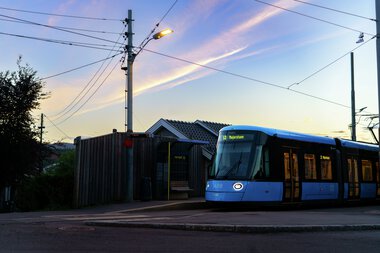SL18 i solnedgang på Kjelsås trikkestopp