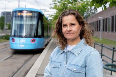Kommunikasjonssjef Gina Scholz på Grefsen trikkeholdeplass