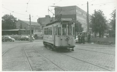 Vogn 105 kjører ut fra Vålerenga vognhall 22.06.1968.