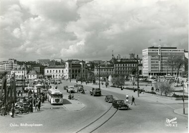 Rådhusplassen med buss og togskinner.	
