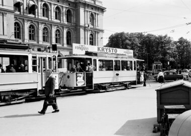 SS-motorvogn fra serien 68-102 trekker tilhenger 539. Vogn 539, ex. KKS og KSS 260, levert fra vognfabrikken Busch i Hamburg i 1899. 