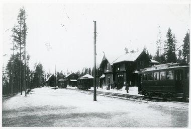 Holmenkollen stasjon med HKB motor-vognene 6 og 12 og tilhengervogn nr. 20. 