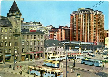 1575	Jernbanetorget med Høka, Leyland og blålakkert buss