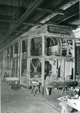 1057	Høka-chassis under bygging.