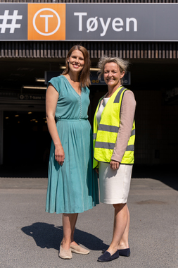 Birte Sjule og Sirin Stav utenfor Tøyen T-bane