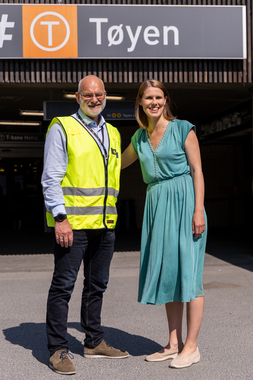 Thor Georg Sælid og Sirin Stav utenfor Tøyen T-bane