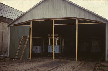 0216  Skuret ved siden av vognhallen på Vålerenga spikres igjen. 