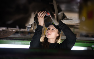 Lærling Marte Markegård skrur under trikk  Grefsen