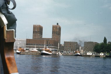 1113	Rådhuset sett fra sjøen	med fjordbåtene til kai