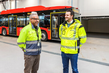 Khalid Krouti og Glenn-Ivar Gaalaas på Stubberud bussanlegg