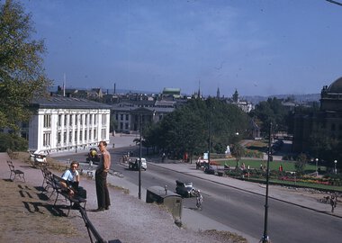 1089	Utsikt fra Slottsparken mot Karl Johans gate.	