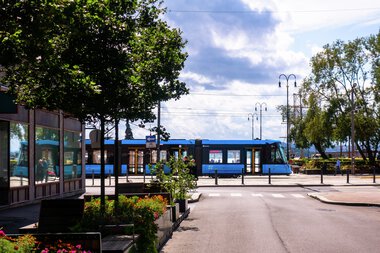 Sl18 kjører over Rådhusplassen  sommer