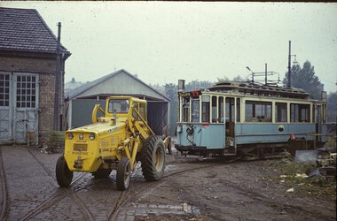 0222 Vogn 85 (ex. KSS 85, Falkenried 1913) skyves opp til hugging..