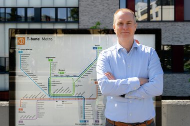 Konserndirektør for T-banen Christian Skaug med T-banens Linjekart