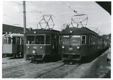 301 og 402 parkert ved Avløs vognhall