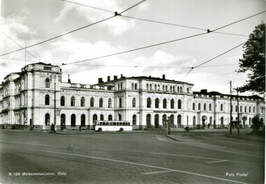 1569	Østbanestasjonen buss i forkant