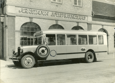 Buss A-119 foran Vålerenga vognhall.