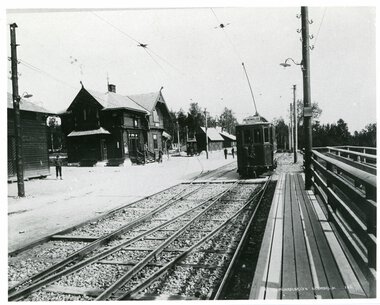 Sporvogn ved Slemdal stasjon.	Holmenkolbanens stasjon tatt tidlig i banens historie. Motorvogn 7; MAN 1898, i trafikk fram til 23.04.1914 ba den ble ombygd, arbeidsvogn fra 14.10.1922 og utrangert 08.06.1937. Tilhengervogn 15, MAN 1898, solgt til Rjukanbanen i 1916. 