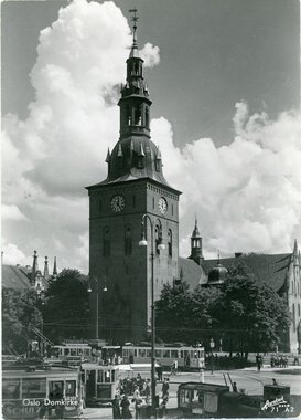 1220	Stortorvet med vogner i forkant	