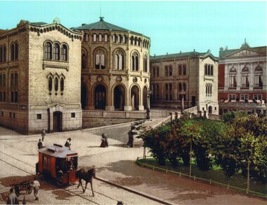 Hestesporvogn foran Stortinget 1895