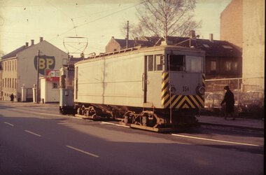 1045	Korntrikk 354 slepes inn Østerdalsgata på vei til opphugging 1967	