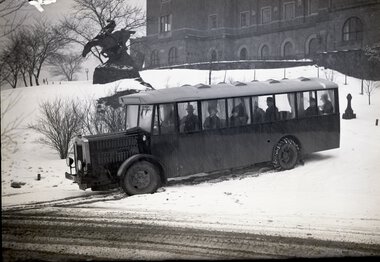 Prøvekjøring av Ekebergbanens snutebuss 1929, parkert ved Sjømannskolen