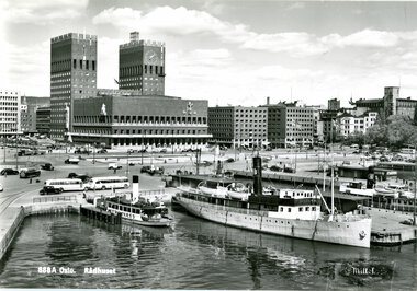 1535  	Rådhusplassen med busser ved kaien