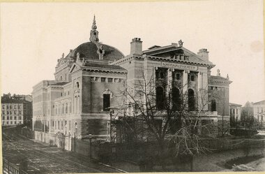 Nationaltheatret inngjerdet enkeltspor.