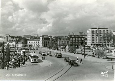 1193	Rådhusplassen med buss og togskinner.